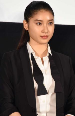 土屋太鳳、タキシード姿で登場！千葉雄大ら絶賛「抜群にカッコいい」