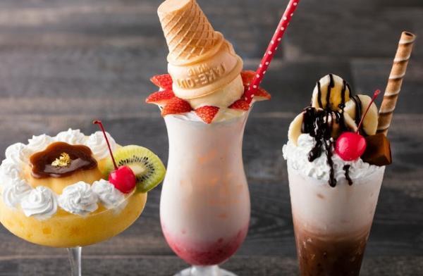 【3時のおやつ】「ヒルトン東京」バーで提供中の「大人様パフェ・カクテル」がフォトジェニック！