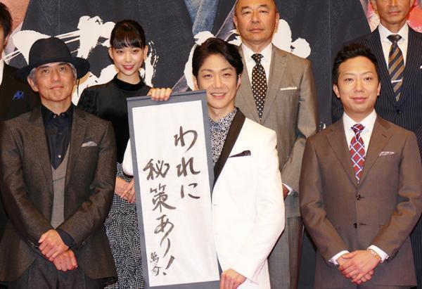 佐藤浩市、猿之助に「もっと踏んで！」と懇願？　足で踏みつけられるシーンが話題