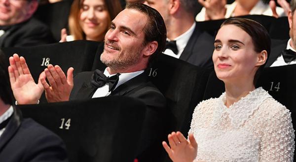 ルーニー・マーラ＆ホアキン・フェニックス、カップルで公の場に