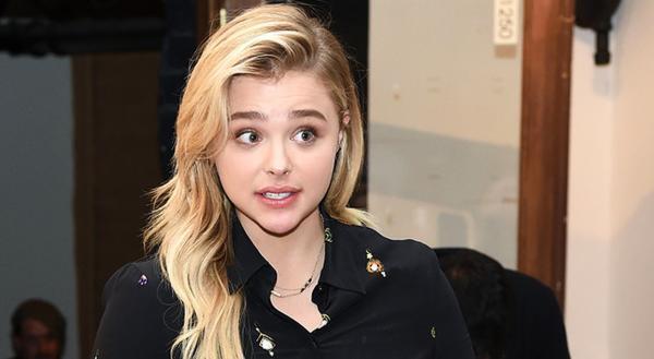 クロエ・グレース・モレッツ、自身が声優を務めたアニメのポスターに激怒