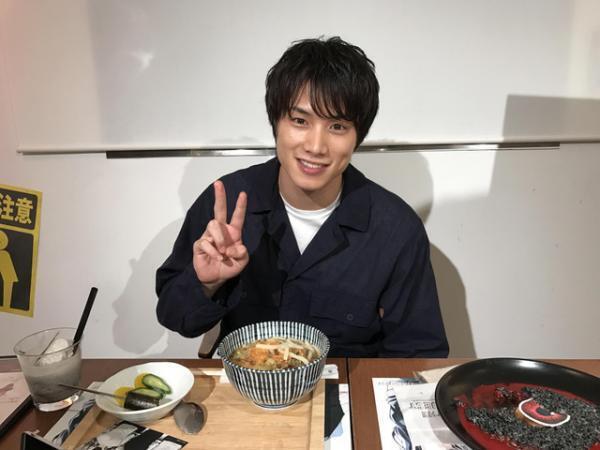 鈴木伸之、“隻眼カレー”を豪快に食らう！「東京喰種CAFE」に登場