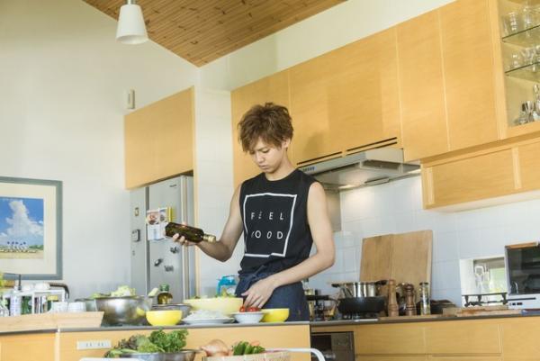 “お兄”片寄涼太、モテの秘訣は料理にアリ!? 『兄こま』場面写真公開