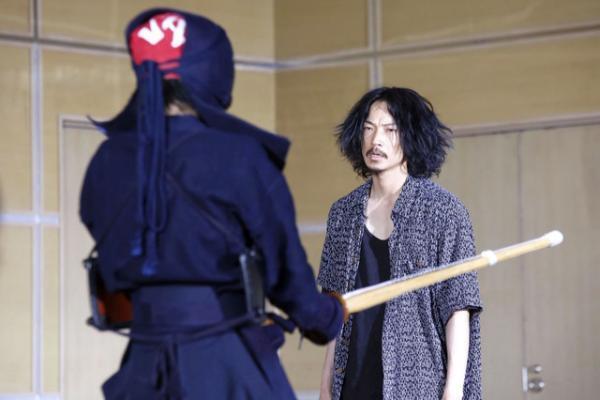 綾野剛、入念な準備で緊迫の大乱闘シーンを引っ張る！『武曲 MUKOKU』メイキング