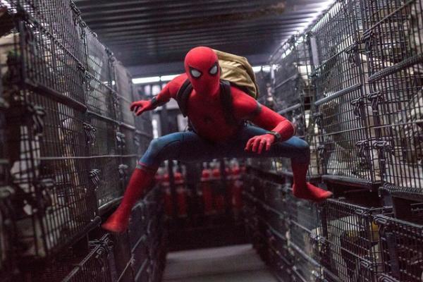 『スパイダーマン』高校生ヒーローの素顔とは!? 場面写真一挙解禁