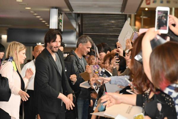 キアヌ・リーブス、約2年ぶりに来日！全力ファンサで「とても幸せだよ！」