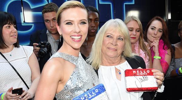 スカーレット・ヨハンソン、ネットで話題のそっくり女性とプレミアに出席