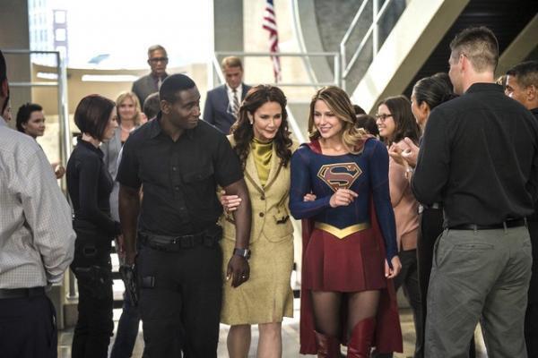 スーパーガールはワンダーウーマンと友達!? 2大女性ヒーローコラボ映像公開