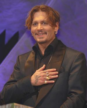 ジョニー・デップ、来日イベントで悪ノリ！「コンニチワ」を連発