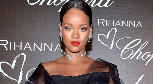 リアーナ、ファンの恋愛悩み相談に「失恋は贈り物」