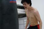 鈴木伸之、過酷なトレーニングで鍛えた肉体美を披露！『東京喰種』