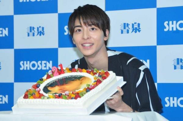 高杉真宙、セクシーショット撮影は「恥ずかしい」と語りつつ「一応、鍛えました！」