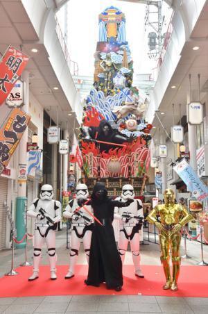 C-3PO＆カイロ・レンも登場！高さ13mの“スター・ウォーズ山笠”がお披露目