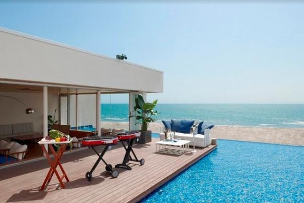 「鎌倉で最も海が近い」と評判！絶景レストラン「アマンダンブルー鎌倉」が夏限定開業