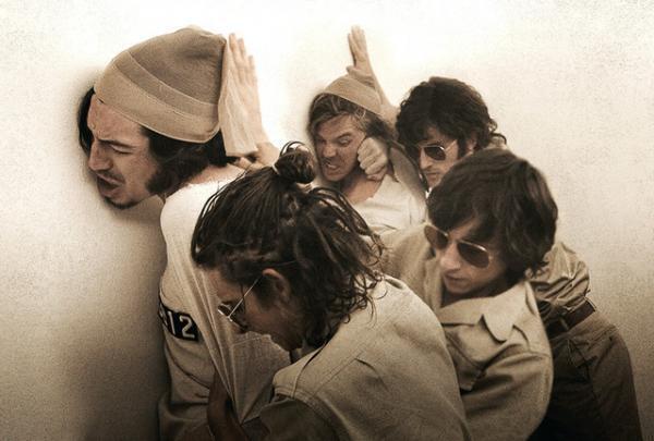 【予告編】エズラ・ミラーが囚人に！悪名高い監獄実験を映画化『プリズン・エクスぺリメント』