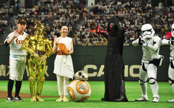『スター・ウォーズ』声優・永宝千晶、BB-8を従え始球式で見事にノーバウンド投球！