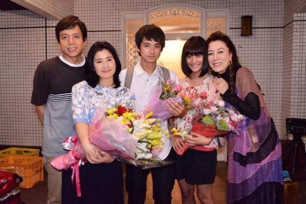 石田ひかり、「屋根裏の恋人」クランクアップ！「ヤミツキになる役でした」