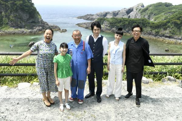 鶴瓶ら“グルーファミリー”が離島試写会に参加！松山ケンイチ「まさかマイケルのものまねをする日がくるとは…」