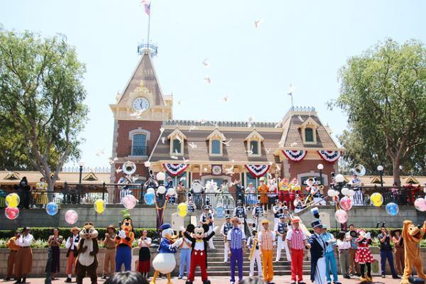 【海外ディズニー】聖地アナハイムが62歳の誕生日！開園記念セレモニーを盛大に開催