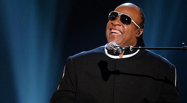 スティーヴィー・ワンダー、結婚式で愛を歌う