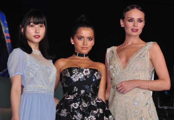 『トランスフォーマー』新ヒロイン2人がセクシードレス姿で歌舞伎町に降臨！