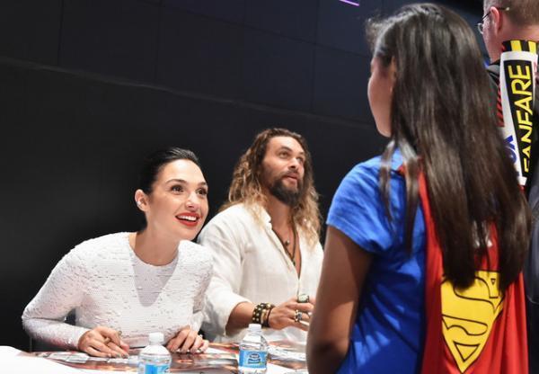 G・ガドット、ミニワンダーウーマンと対面！E・ミラーは「ハガレン」コス