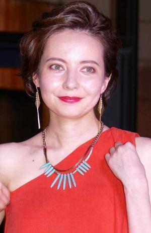 ベッキー、肩を大胆露出のセクシードレスで魅了！