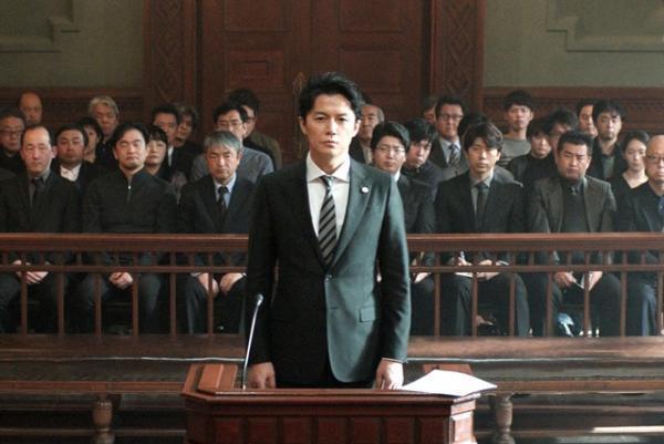 ジョルジオ アルマーニ、福山雅治を飾る！『三度目の殺人』に衣装協力