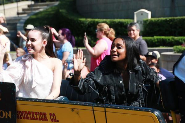 【海外ディズニー】『ディセンダント2』若手スターたちがパレード！黄色い声援がパークに飛び交う