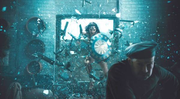 女性も惚れるカッコよさ！ガル・ガドットの超絶アクション炸裂『ワンダーウーマン』本編映像