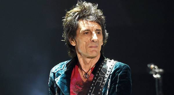 「ローリング・ストーンズ」のロニー・ウッド、肺がんとの闘病明かす