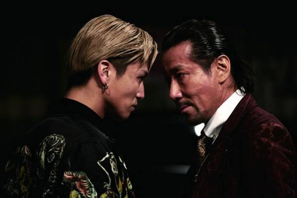 岩田剛典＆岸谷五朗が睨み合う…『HiGH&LOW』場面カット大公開！