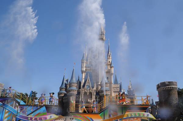 【ディズニー】夏本番！ パーク名物「燦水！サマービート」で盛り上がれ！＜城前編＞