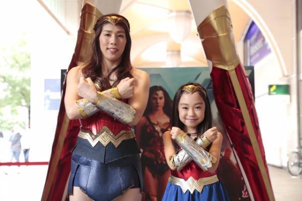吉田沙保里、ワンダーウーマン姿で登場！子役に最強タックル伝授「強くなって」