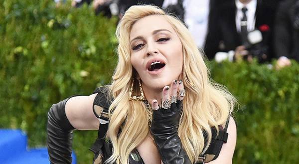 マドンナ、59歳の誕生日パーティーに白馬で登場！