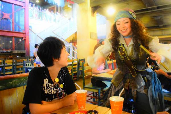 【ディズニー】海賊酒場で飲めや歌えの大宴会！「パイレーツ・キャンティーナ・フィエスタ」体験