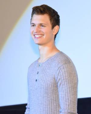 アンセル・エルゴートのイケメンぶりにファンから熱烈な声援！