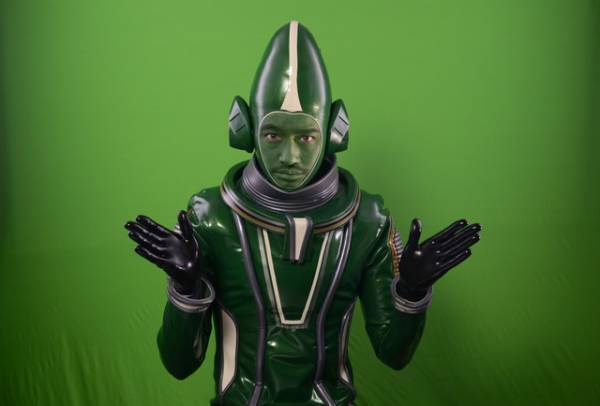 斎藤工、全身緑色の謎の宇宙人に！「宇宙人うそつかない」