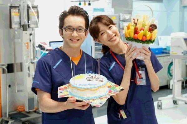 戸田恵梨香＆浅利陽介、「コード・ブルー」撮影現場で山Pらがバースデーサプライズ！