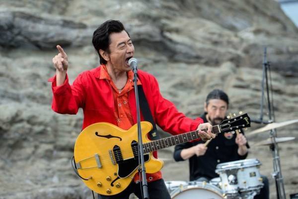 史上初！ 桑田佳祐が烏帽子岩で熱唱『茅ヶ崎物語』