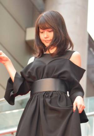 松本潤、有村架純の手を取り紳士的にレッドカーペットを闊歩