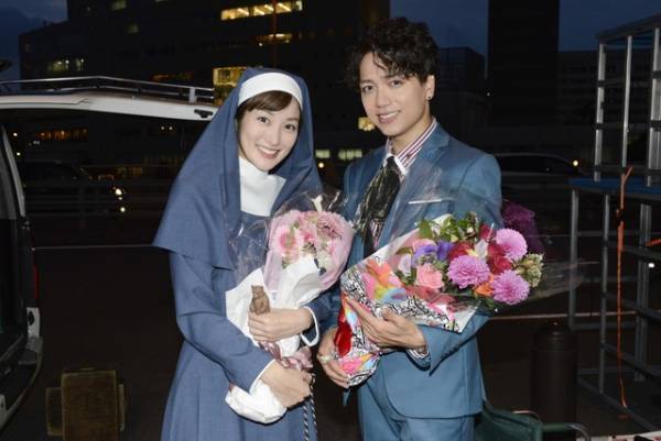 山崎育三郎＆高梨臨「あいの結婚相談所」がクランクアップ！ 「いままでで一番楽しかった」