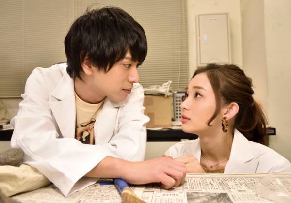 足立梨花、黒羽麻璃央の“骨に”キュン!?『アヤメくんののんびり肉食日誌』予告編