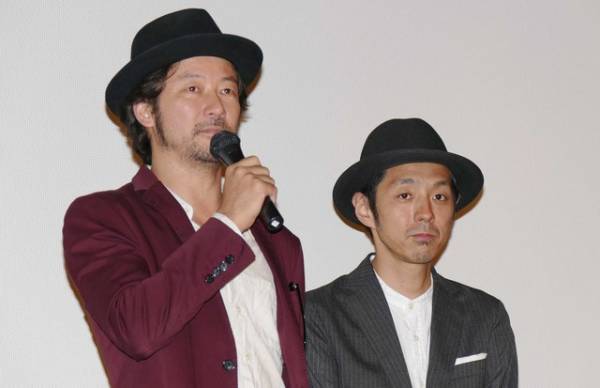 浅野忠信と宮藤官九郎、帽子を合わせた“双子コーデ”がなんだかかわいい！