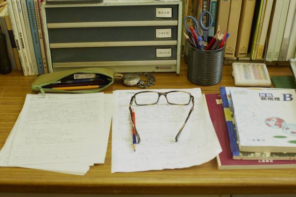 松本潤、目力封印！地味系メガネ教師の新境地に原作者も「ギャップあった」