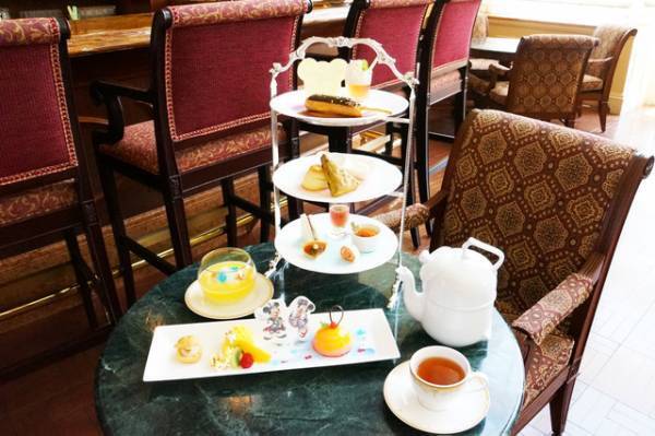 【ディズニー】アフタヌーンティーセットで“ディズニー夏祭り”！予約要らずのラウンジで優雅なバケーション