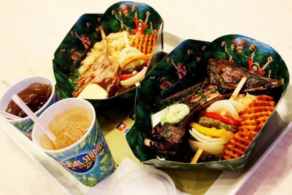 【USJ】ワイルドな海賊飯に食らいつけ！仲間と一緒に乾杯！「麦わらの一味の宴レストラン」潜入