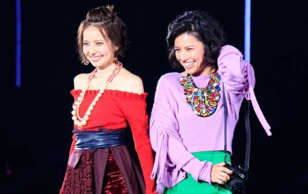 【第25回東京ガールズコレクションA/W】ベッキー・ジェシカ姉妹が“仲良し”ランウェイ！