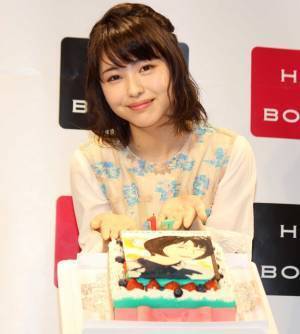 浜辺美波、写真集＆カレンダーブックがW発売前重版の快挙！「心からうれしい」