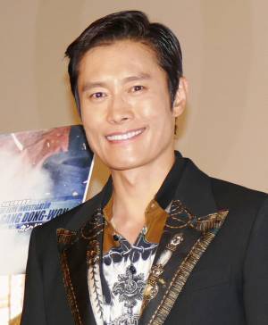 来日中のイ・ビョンホン、“劇場ジャック”に恐縮「今日1日だけはお許しを…」